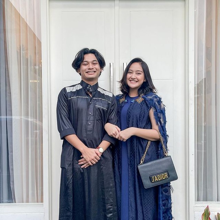 Salshabilla Adriani dan sang kekasih sedang jadi sorotan karena diisukan bertunangan. Yuk kita intip gaya pacaran seru mereka!