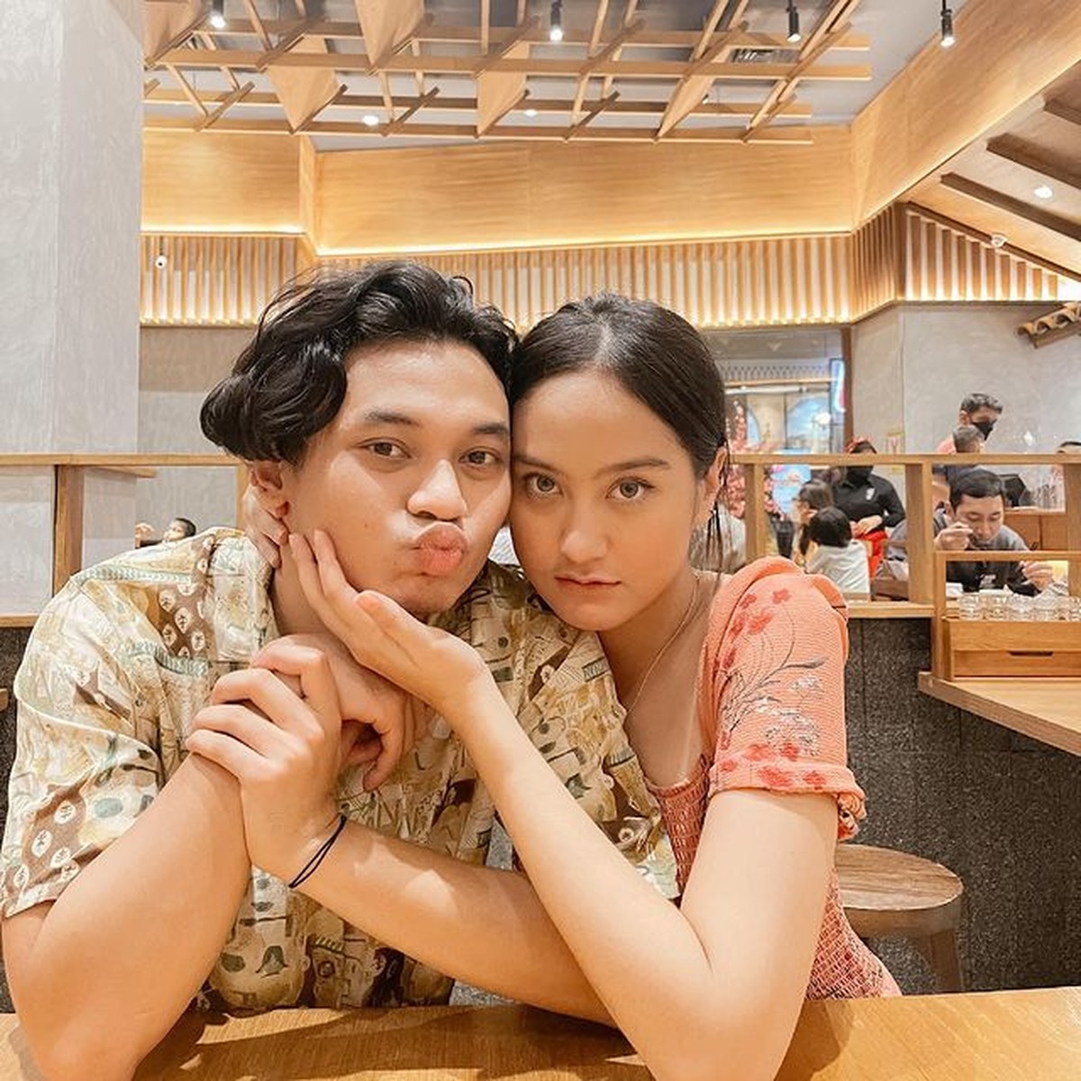 Salshabilla Adriani dan sang kekasih sedang jadi sorotan karena diisukan bertunangan&period; Yuk kita intip gaya pacaran seru mereka&excl;