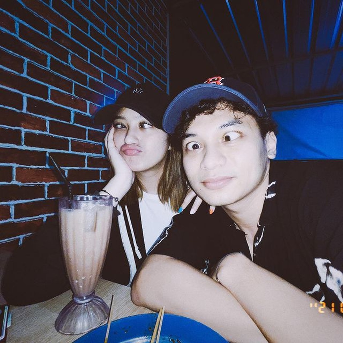 Salshabilla Adriani dan sang kekasih sedang jadi sorotan karena diisukan bertunangan&period; Yuk kita intip gaya pacaran seru mereka&excl;