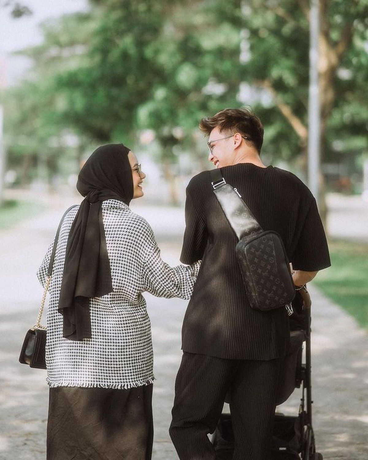 Dinda Hauw dan Rey Mbayang mengajak baby Arshaka jalan-jalan dengan outfit kece&period; Yuk kita lihat potretnya&excl;