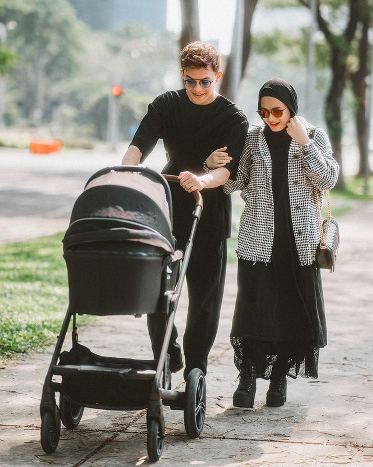 Dinda Hauw dan Rey Mbayang mengajak baby Arshaka jalan-jalan dengan outfit kece&period; Yuk kita lihat potretnya&excl;