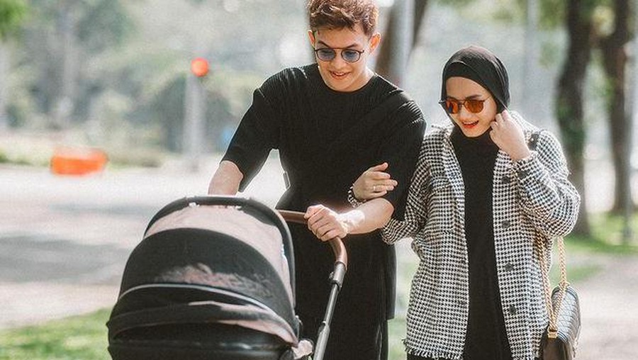 Dinda Hauw dan Rey Mbayang mengajak baby Arshaka jalan-jalan dengan outfit kece. Yuk kita lihat potretnya!