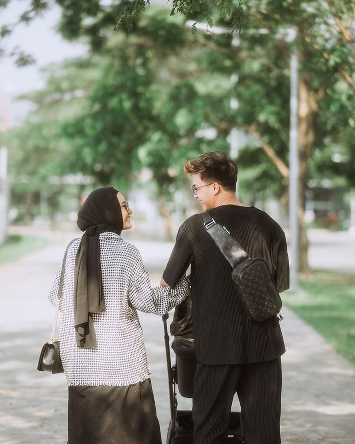 Dinda Hauw dan Rey Mbayang mengajak baby Arshaka jalan-jalan dengan outfit kece&period; Yuk kita lihat potretnya&excl;