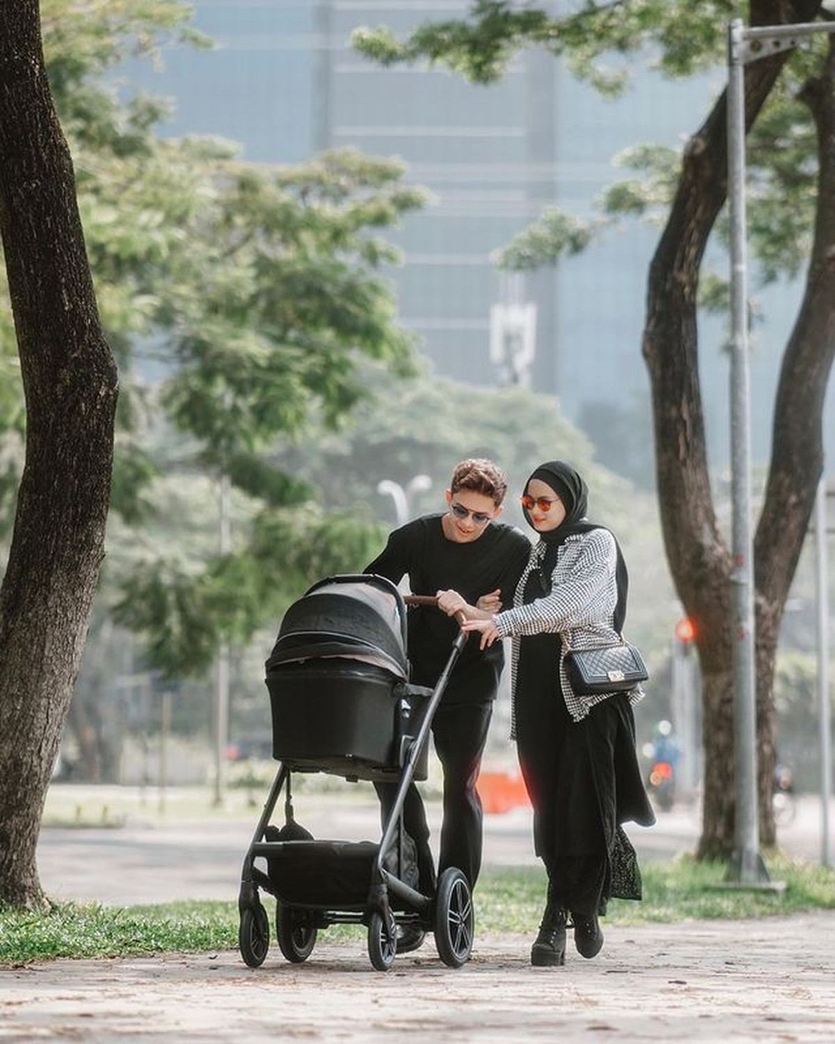 Dinda Hauw dan Rey Mbayang mengajak baby Arshaka jalan-jalan dengan outfit kece&period; Yuk kita lihat potretnya&excl;