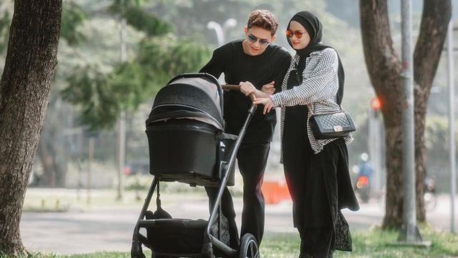 Gaya Kece Dinda Hauw & Rey Mbayang Bawa Baby Arshaka Jalan-jalan Dinda Hauw dan Rey Mbayang mengajak baby Arshaka jalan-jalan dengan outfit kece. Yuk kita lihat potretnya!