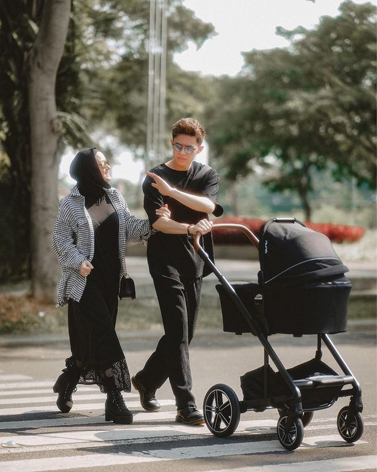 Dinda Hauw dan Rey Mbayang mengajak baby Arshaka jalan-jalan dengan outfit kece&period; Yuk kita lihat potretnya&excl;