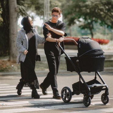 Gaya Kece Dinda Hauw & Rey Mbayang Bawa Baby Arshaka Jalan-jalan