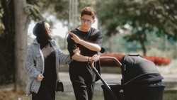 Gaya Kece Dinda Hauw & Rey Mbayang Bawa Baby Arshaka Jalan-jalan