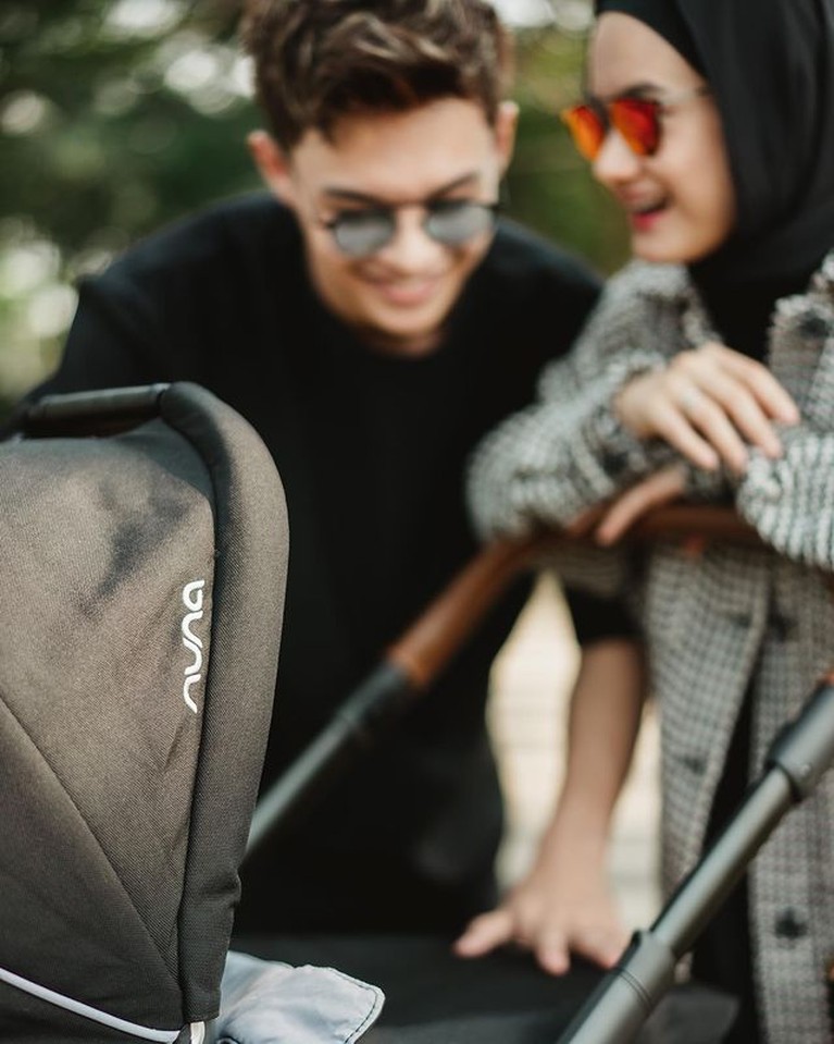 Dinda Hauw dan Rey Mbayang mengajak baby Arshaka jalan-jalan dengan outfit kece. Yuk kita lihat potretnya!
