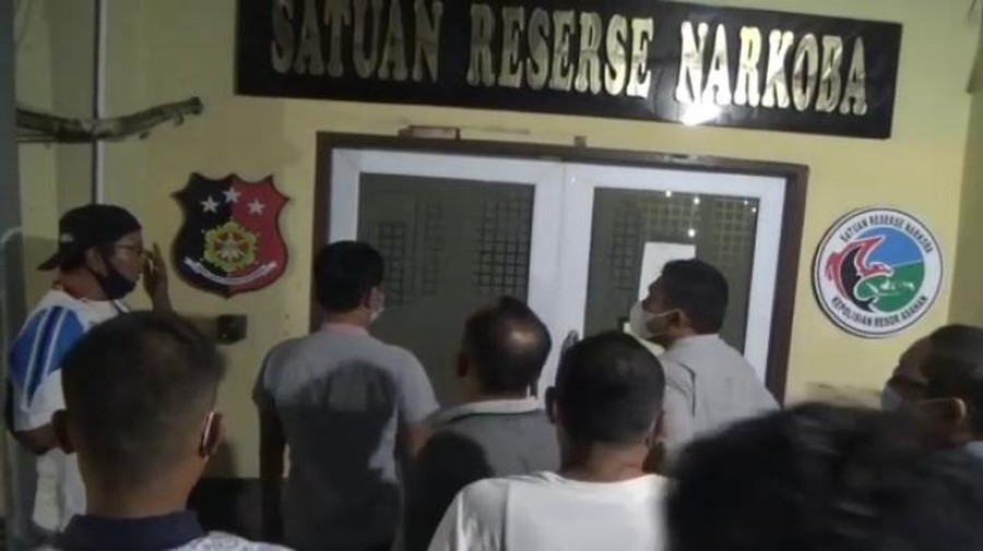 Ketua DPRD Labura saat mendatangi Satuan Narkoba Polres Asahan untuk memastikan penangkapan 5 anggotanya Ketua DPRD Labura saat mendatangi Satuan Narkoba Polres Asahan untuk memastikan penangkapan 5 anggotanya