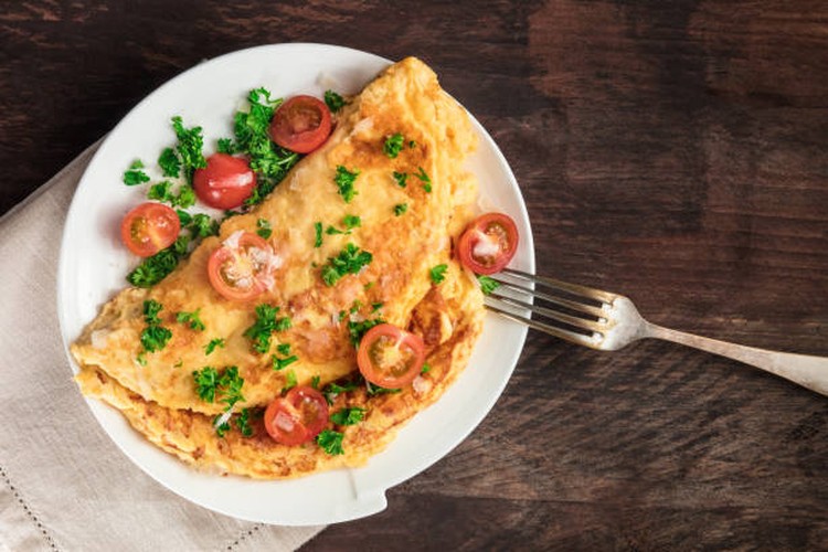 Ingin memasak tapi tidak sempat karena sibuk WFH? Coba 3 menu makan siang praktis berikut ini, Bunda. Mudah cara buatnya kok!