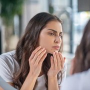 Mitos Atau Fakta, Terlalu Sering Bercermin Bisa Bikin Wajah Jerawatan? Ini Penjelasan Ilmiahnya