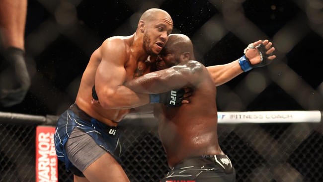 Ciryl Gane sempat mengejek Derrick Lewis dengan tarian tangan dan gerakan badan sebelum menang TKO di ronde ketiga di UFC 265, Minggu (8/8).
