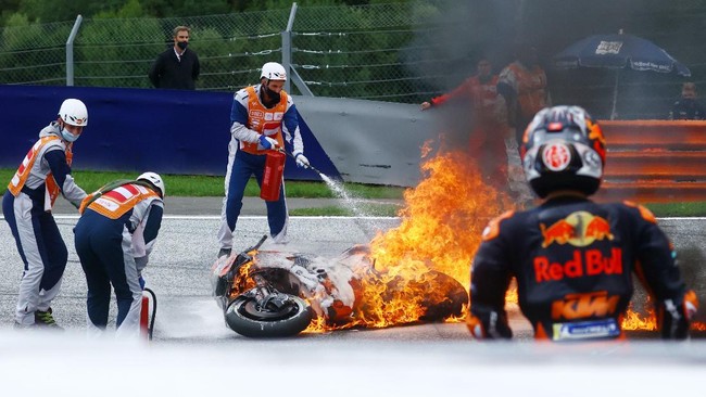 MotoGP Styria Red Flag, Motor Pedrosa-Savadori Terbakar MotoGP Styria 2021 dihentikan sementara setelah red flag dikibarkan memasuki lap ketiga menyusul kecelakaan yang melibatkan Lorenzo Savadori dan Dani Pedrosa.