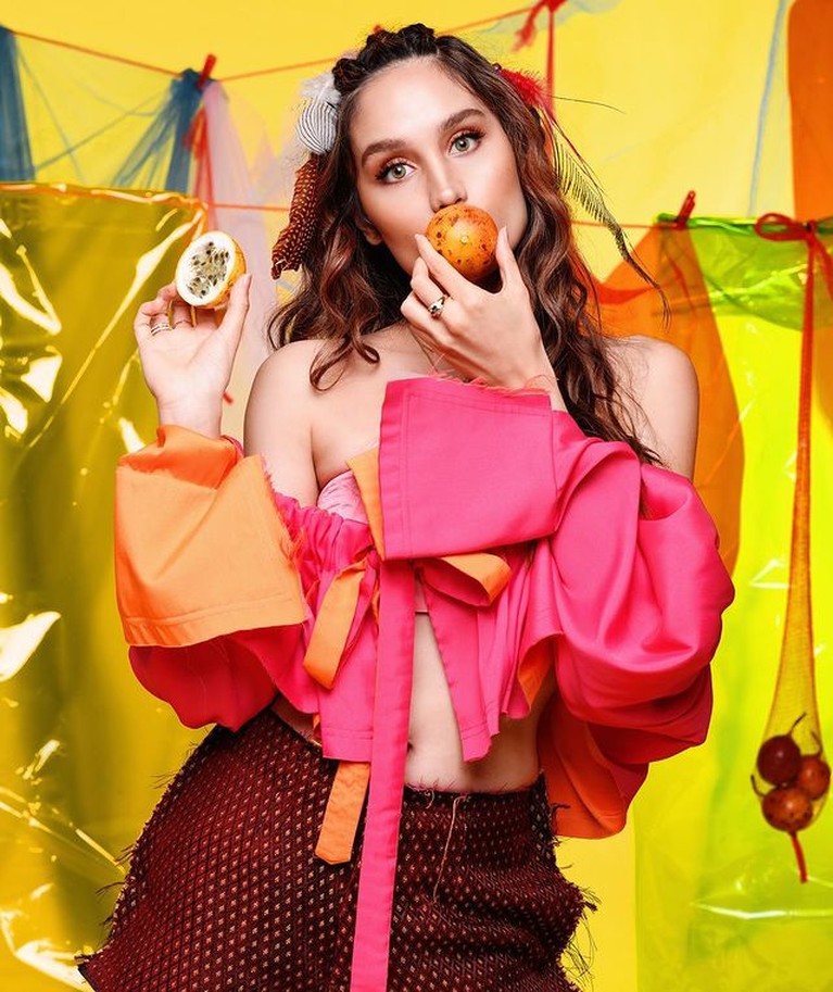 Pemotretan Cinta Laura dengan Tema Buah Markisa Cantik Menggemaskan Cinta Laura baru saja melakukan pemotretan dengan tema buah markisa. Ia cantik dan menggemaskan. Yuk intip!