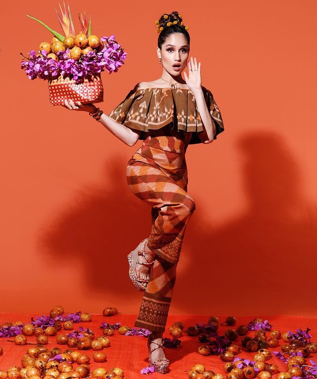 Cinta Laura baru saja melakukan pemotretan dengan tema buah markisa&period; Ia cantik dan menggemaskan&period; Yuk intip&excl;