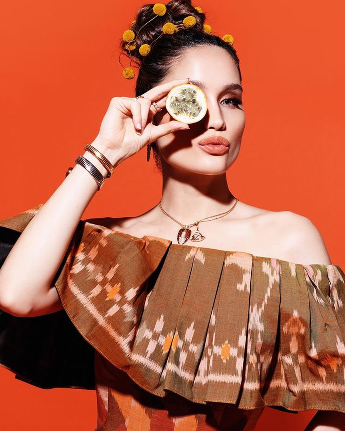 Cinta Laura baru saja melakukan pemotretan dengan tema buah markisa&period; Ia cantik dan menggemaskan&period; Yuk intip&excl;