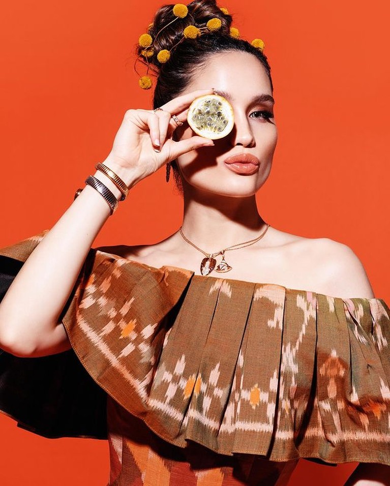 Pemotretan Cinta Laura dengan Tema Buah Markisa Cantik Menggemaskan Cinta Laura baru saja melakukan pemotretan dengan tema buah markisa. Ia cantik dan menggemaskan. Yuk intip!