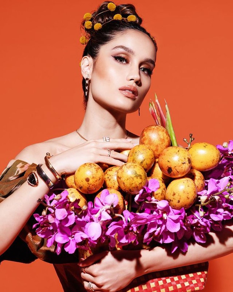 Pemotretan Cinta Laura dengan Tema Buah Markisa Cantik Menggemaskan Cinta Laura baru saja melakukan pemotretan dengan tema buah markisa. Ia cantik dan menggemaskan. Yuk intip!