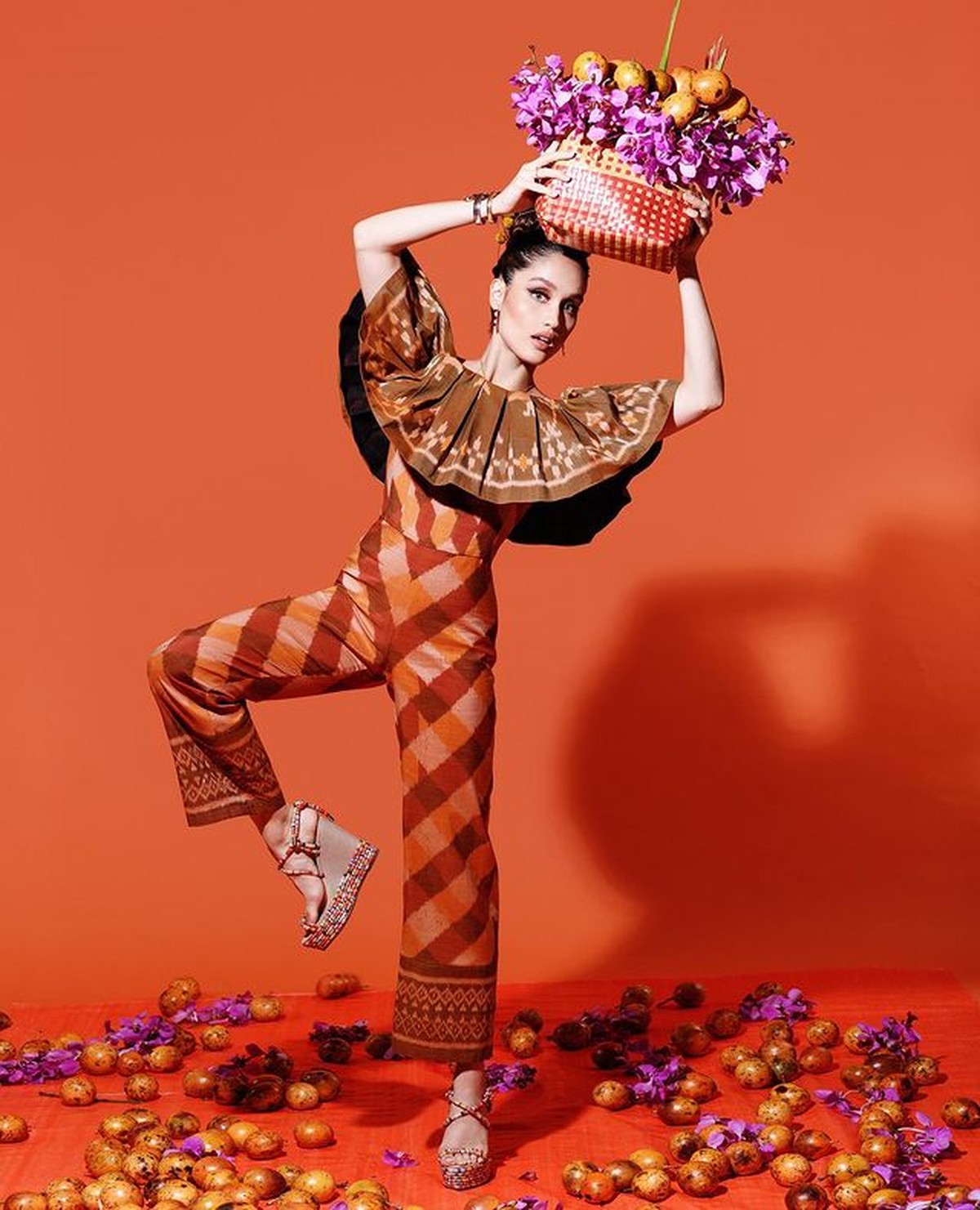 Cinta Laura baru saja melakukan pemotretan dengan tema buah markisa&period; Ia cantik dan menggemaskan&period; Yuk intip&excl;