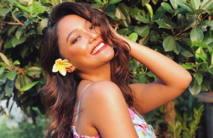 Penyanyi jebolan Indonesia Idol ini selain suara merdunya yang khas, kulit eksotis dan senyum manisnya kerap mencuri perhatian. Tidak usah heran karena Marion Jola memiliki darah Kupang, Nusa Tenggara Timur. (Foto: instagram.com/lalamarionmj)