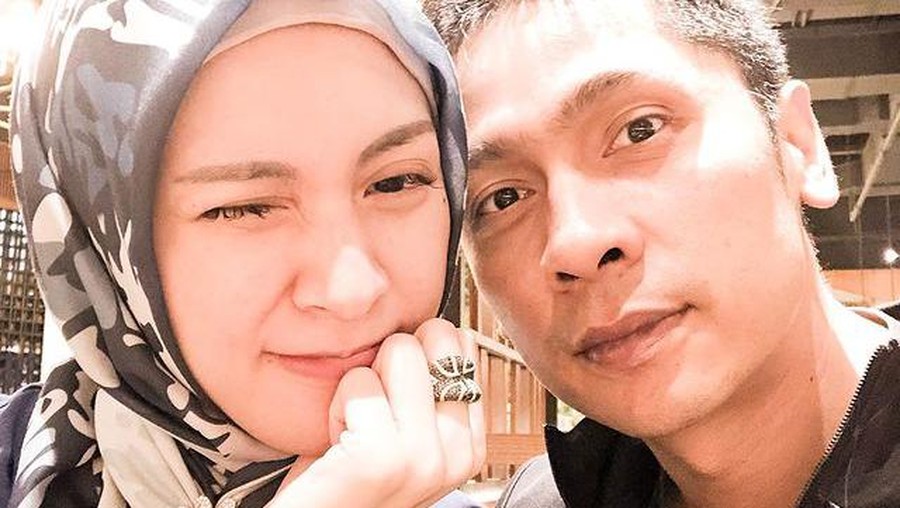 Potret Bahagia Keluarga Donita dan Adi Nugroho Pernikahan Donita dan Adi Nugroho tampak harmonis dan jarang diterpa isu miring. Yuk kita lihat potret bahagia mereka!