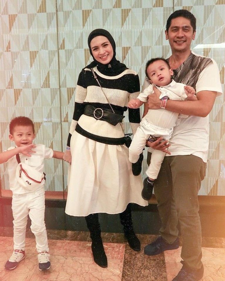 Pernikahan Donita dan Adi Nugroho tampak harmonis dan jarang diterpa isu miring. Yuk kita lihat potret bahagia mereka!