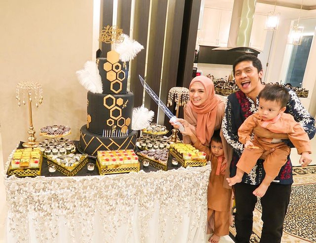 Pernikahan Donita dan Adi Nugroho tampak harmonis dan jarang diterpa isu miring&period; Yuk kita lihat potret bahagia mereka&excl;