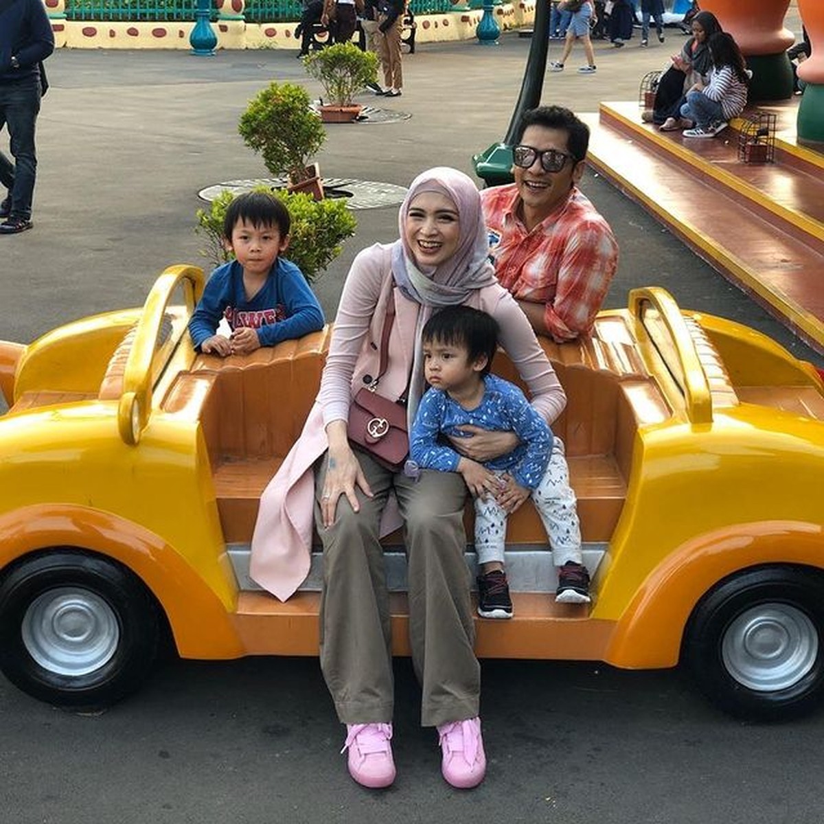 Pernikahan Donita dan Adi Nugroho tampak harmonis dan jarang diterpa isu miring&period; Yuk kita lihat potret bahagia mereka&excl;