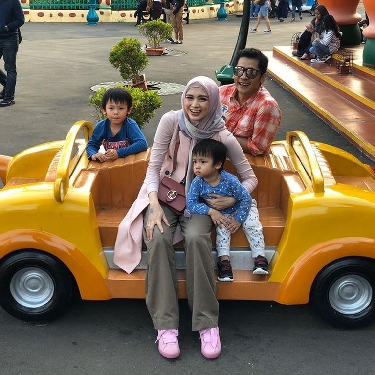 Potret Bahagia Keluarga Donita dan Adi Nugroho Pernikahan Donita dan Adi Nugroho tampak harmonis dan jarang diterpa isu miring. Yuk kita lihat potret bahagia mereka!