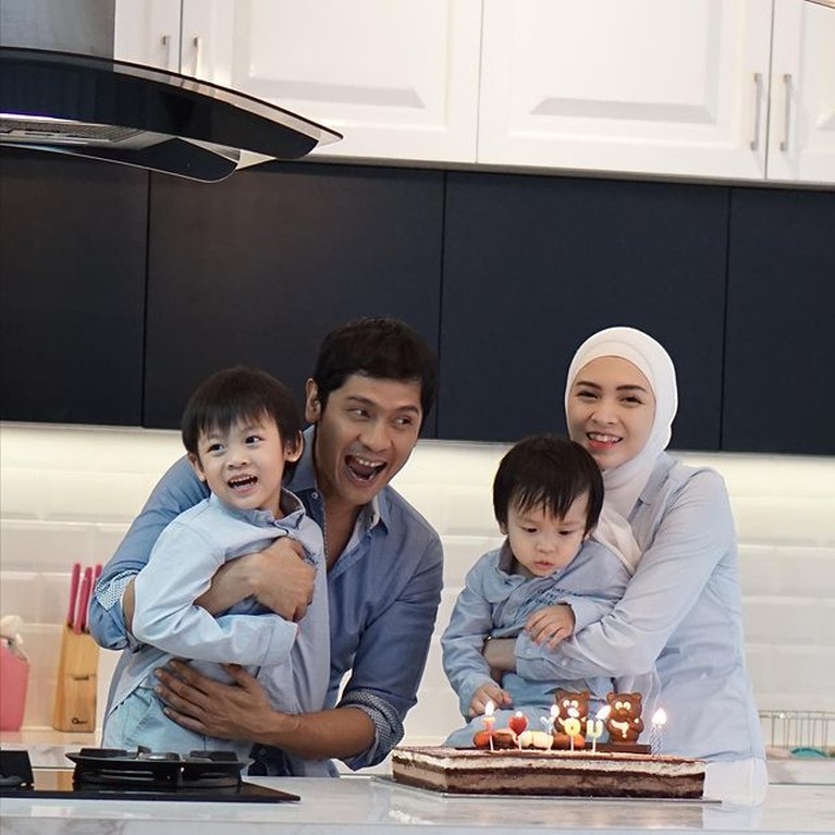 Potret Bahagia Keluarga Donita dan Adi Nugroho Pernikahan Donita dan Adi Nugroho tampak harmonis dan jarang diterpa isu miring. Yuk kita lihat potret bahagia mereka!