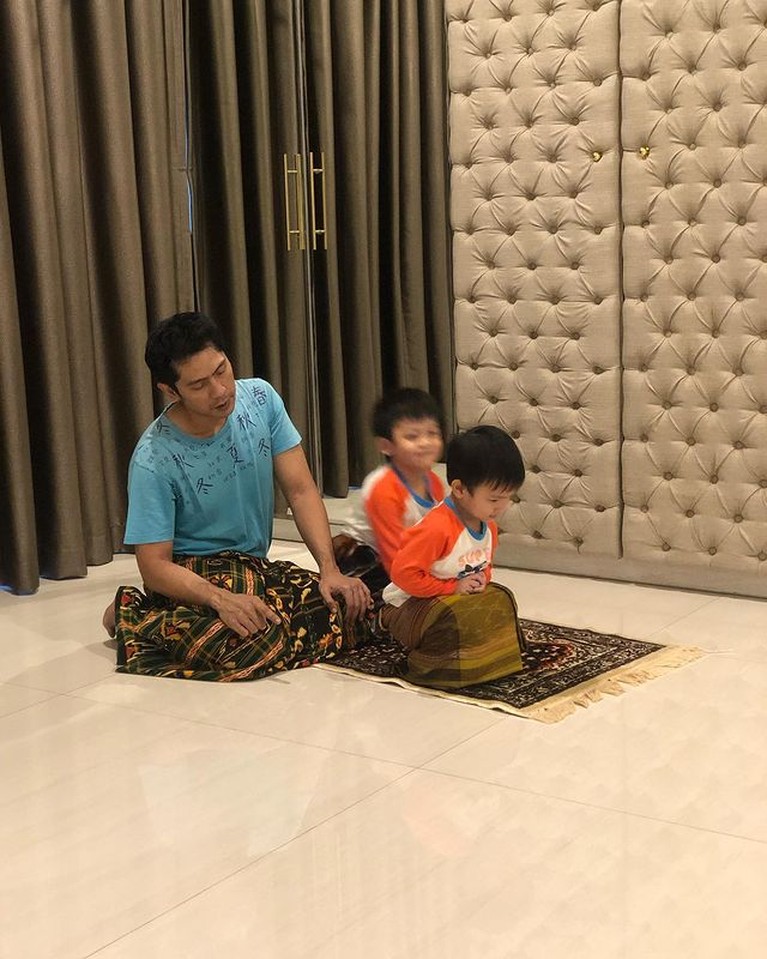 Potret Bahagia Keluarga Donita dan Adi Nugroho Pernikahan Donita dan Adi Nugroho tampak harmonis dan jarang diterpa isu miring. Yuk kita lihat potret bahagia mereka!