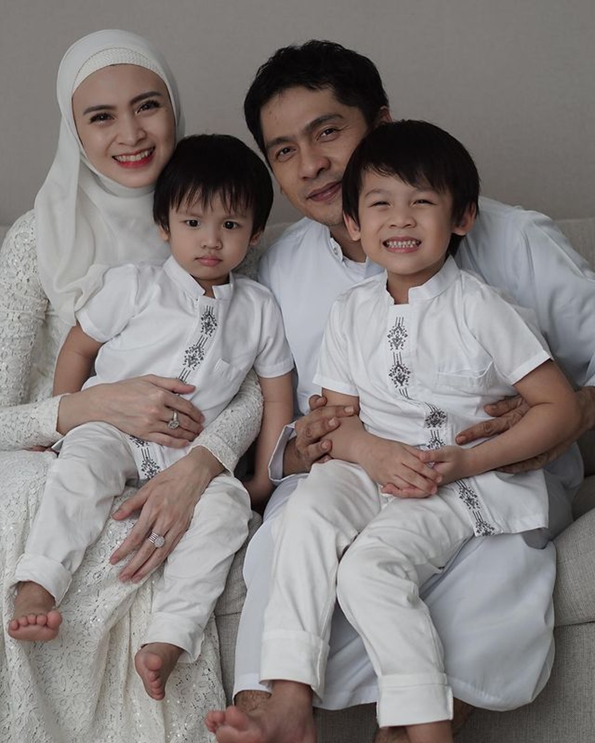 Pernikahan Donita dan Adi Nugroho tampak harmonis dan jarang diterpa isu miring&period; Yuk kita lihat potret bahagia mereka&excl;