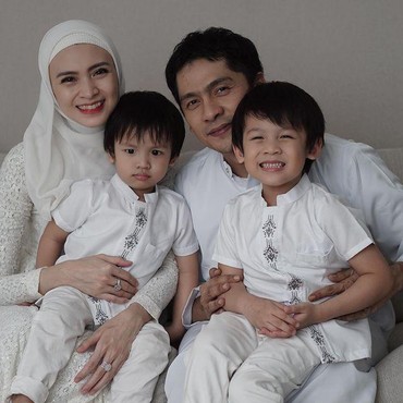 Potret Bahagia Keluarga Donita & Adi Nugroho yang Jarang Tersorot