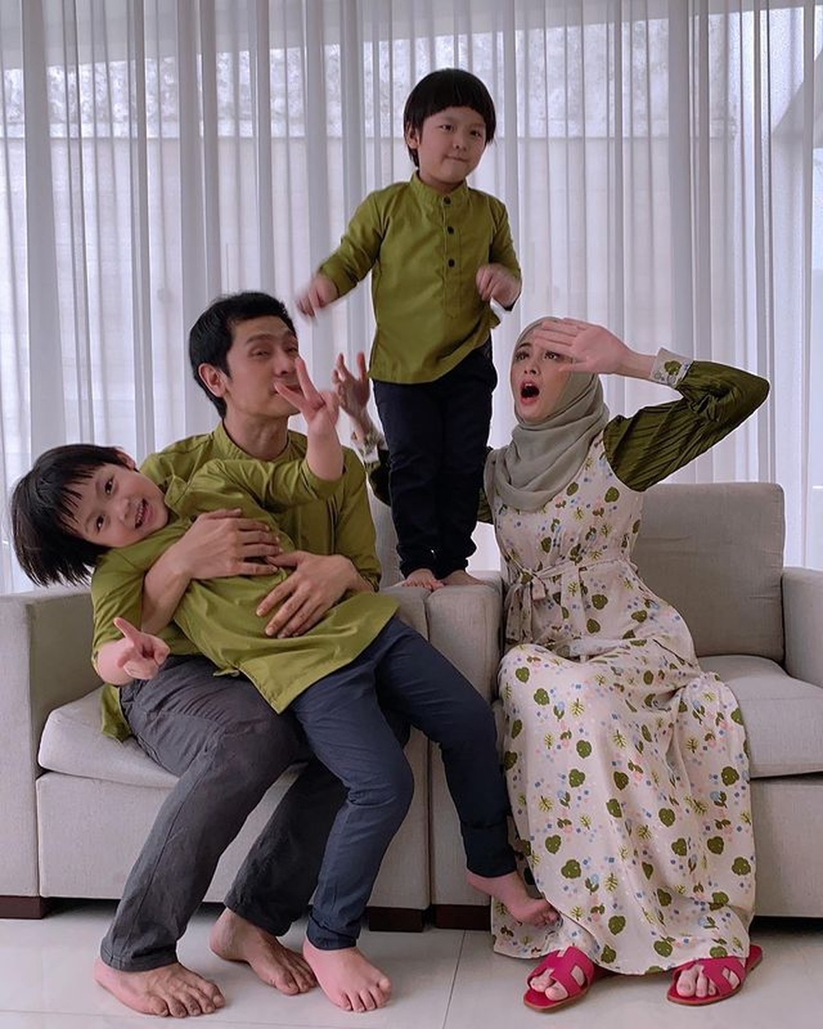 Pernikahan Donita dan Adi Nugroho tampak harmonis dan jarang diterpa isu miring&period; Yuk kita lihat potret bahagia mereka&excl;