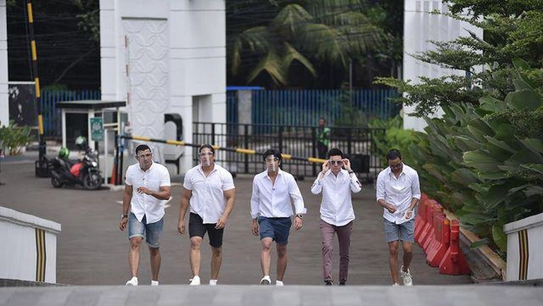 Potret Tampan Groomsmen Dampingi Rizky Billar yang Akan Lepas Masa Lajang Para sahabat sudah bersiap dampingi Rizky Billar akan melepas masa lajangnya. Yuk kita intip potret tampan para groomsmen!