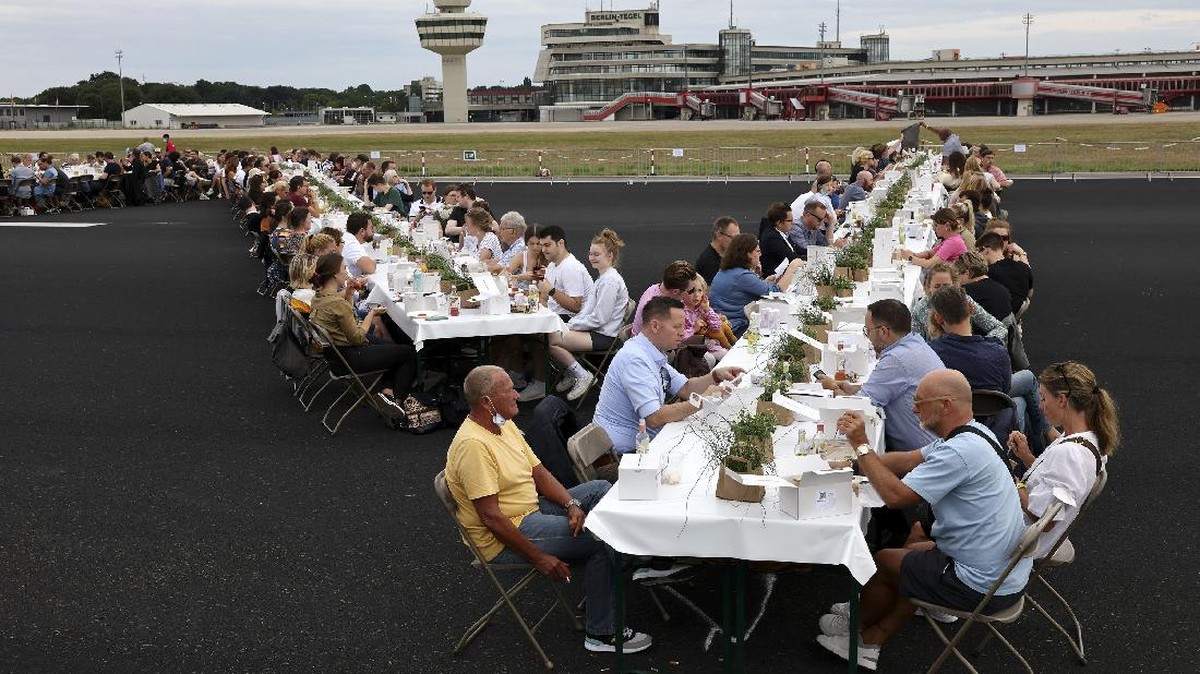 FOTO: 3.000 Warga Berlin 'Piknik' Rayakan Bebas Covid-19