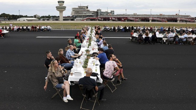 FOTO: 3.000 Warga Berlin 'Piknik' Rayakan Bebas Covid-19
