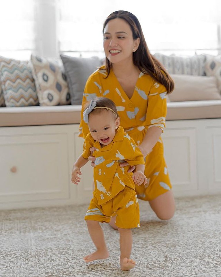 Shandy Aulia dan Baby Claire Pakai Outfit Kembaran, Lucu Banget!