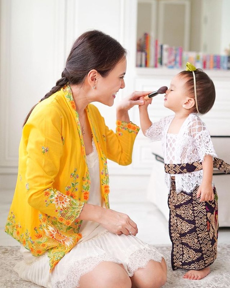 Shandy Aulia dan Baby Claire Pakai Outfit Kembaran, Lucu Banget!