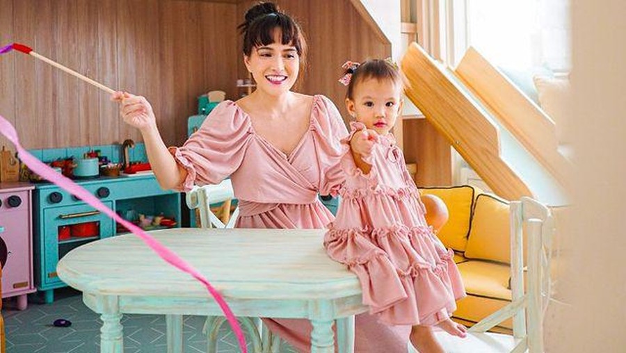 Shandy Aulia dan Baby Claire Pakai Outfit Kembaran, Lucu Banget!