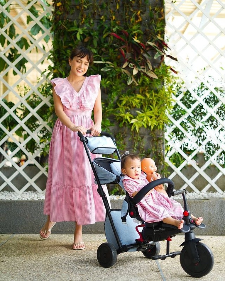 Shandy Aulia dan Baby Claire Pakai Outfit Kembaran, Lucu Banget! Shandy Aulia dan Baby Claire Pakai Outfit Kembaran, Lucu Banget!