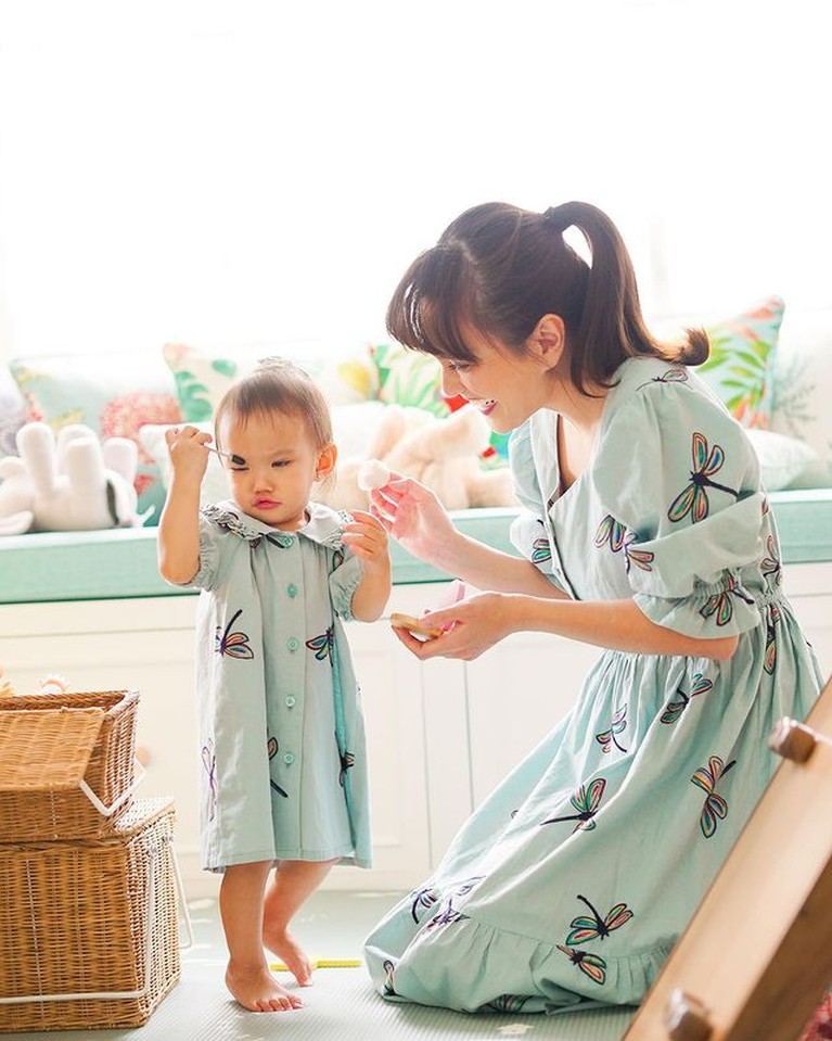 Shandy Aulia dan Baby Claire Pakai Outfit Kembaran, Lucu Banget! Shandy Aulia dan Baby Claire Pakai Outfit Kembaran, Lucu Banget!