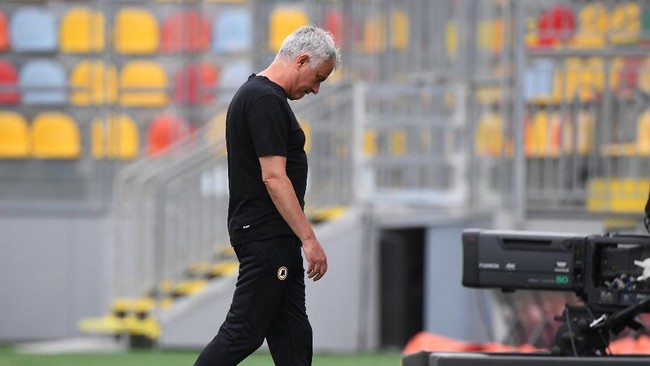 Jose Mourinho menyebut tidak punya banyak komentar tentang Newcastle yang tengah membangun tim super dan tetap fokus di AS Roma.