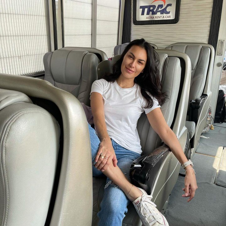 <p>Gaya busana Bunda dua anak ini juga tak kalah modis dari anak muda. Ia gemar mengenakan <em>outfit</em> kasual. Ia tetap modis meski tampil polos memakai jins dan <em>t-shirt.</em> (Foto: Instagram @sophia_latjuba88)</p>