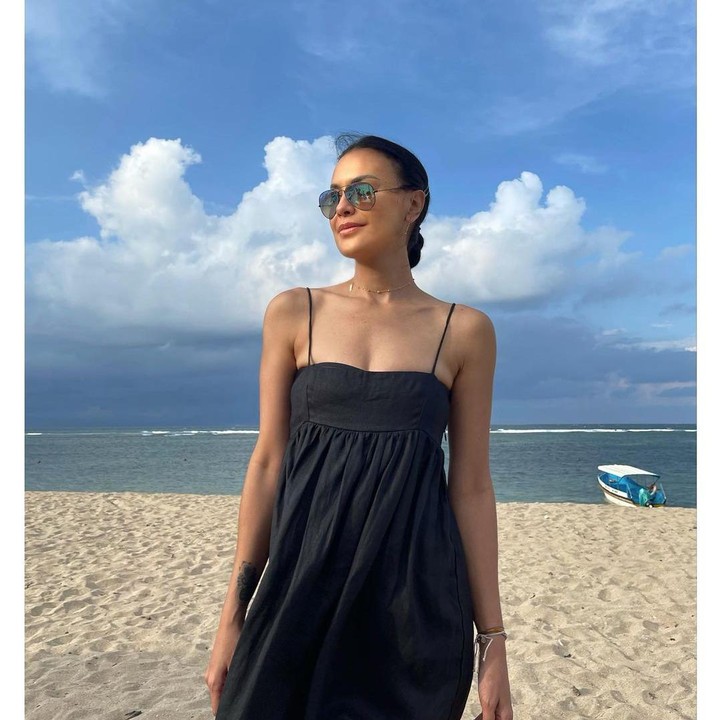 <p>Soal <em>bodygoals,</em> bintang film Adriana ini tak perlu lagi diragukan. Tubuhnya tampak sehat dan langsing. Apalagi ia gemar mengunggah potret dengan memakai busana modis di pantai. (Foto: Instagram @sophia_latjuba88)</p>