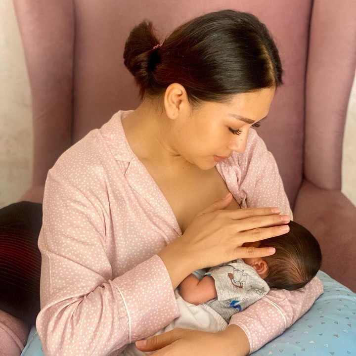 <p>Tata Janeeta begitu menikmati proses menyusui anaknya. Meski terasa perih, ia sangat puas melihat bayi mungilnya menyusu dengan sangat lancar. (Foto: Instagram @tatajaneetaofficial)</p>