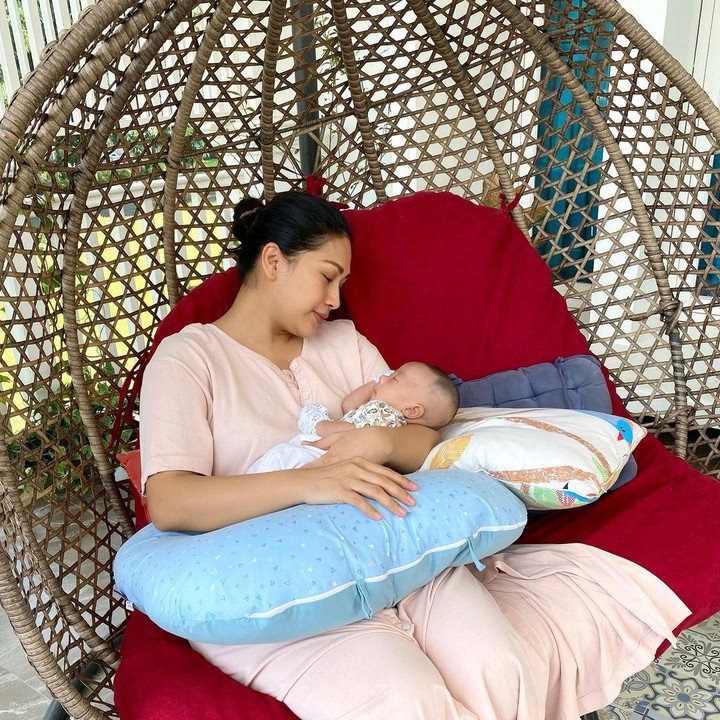 <p>Tata Janeeta begitu senang melihat tumbuh kembang sang putra. Saat ini Erlangga sudah mencapai berat 4,1 kilogram, Bunda. (Foto: Instagram @tatajaneetaofficial)</p>
