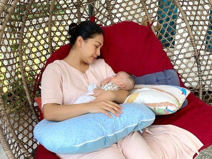 7 Potret Bayi Laki-laki Tata Janeeta, Ganteng dan Menggemaskan Bun