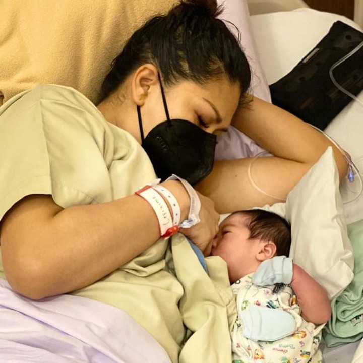 <p>Tata melahirkan bayi laki-laki bernama Erlangga Danendra Brotoseno pada Jumat (25/6/21) di malam hari. Ini adalah momen ketika Tata pertama kali menyusui sang putra di rumah sakit. (Foto: Instagram @tatajaneetaofficial)</p>